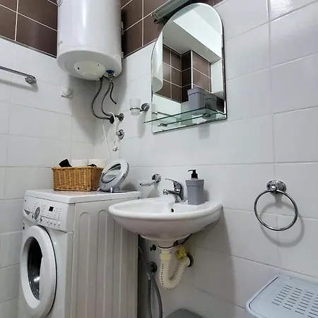 Vienna Apartment *